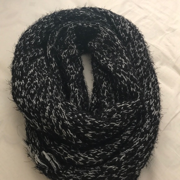 UO Black & White Wrap Scarf - Picture 4 of 4